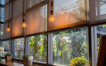 Roll,Blinds,To,Protect,Sunlight,And,Lighting,To,Decorate,The