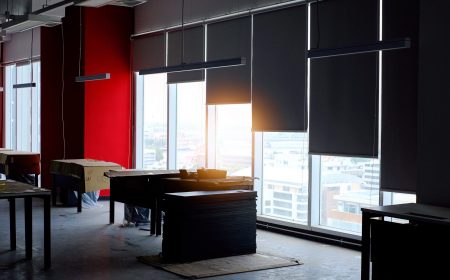 Working,Process,Of,Installing,Roller,Blinds,To,A,New,Office